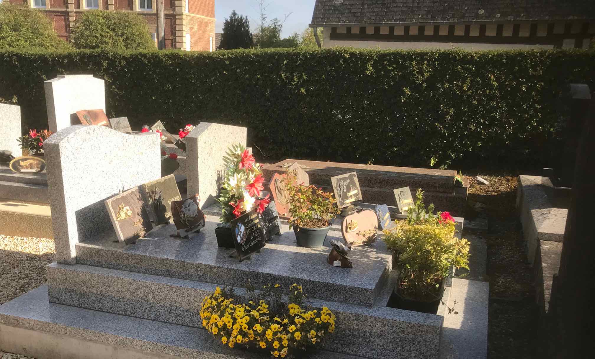 Grave in cemetery at Le Torquesne church